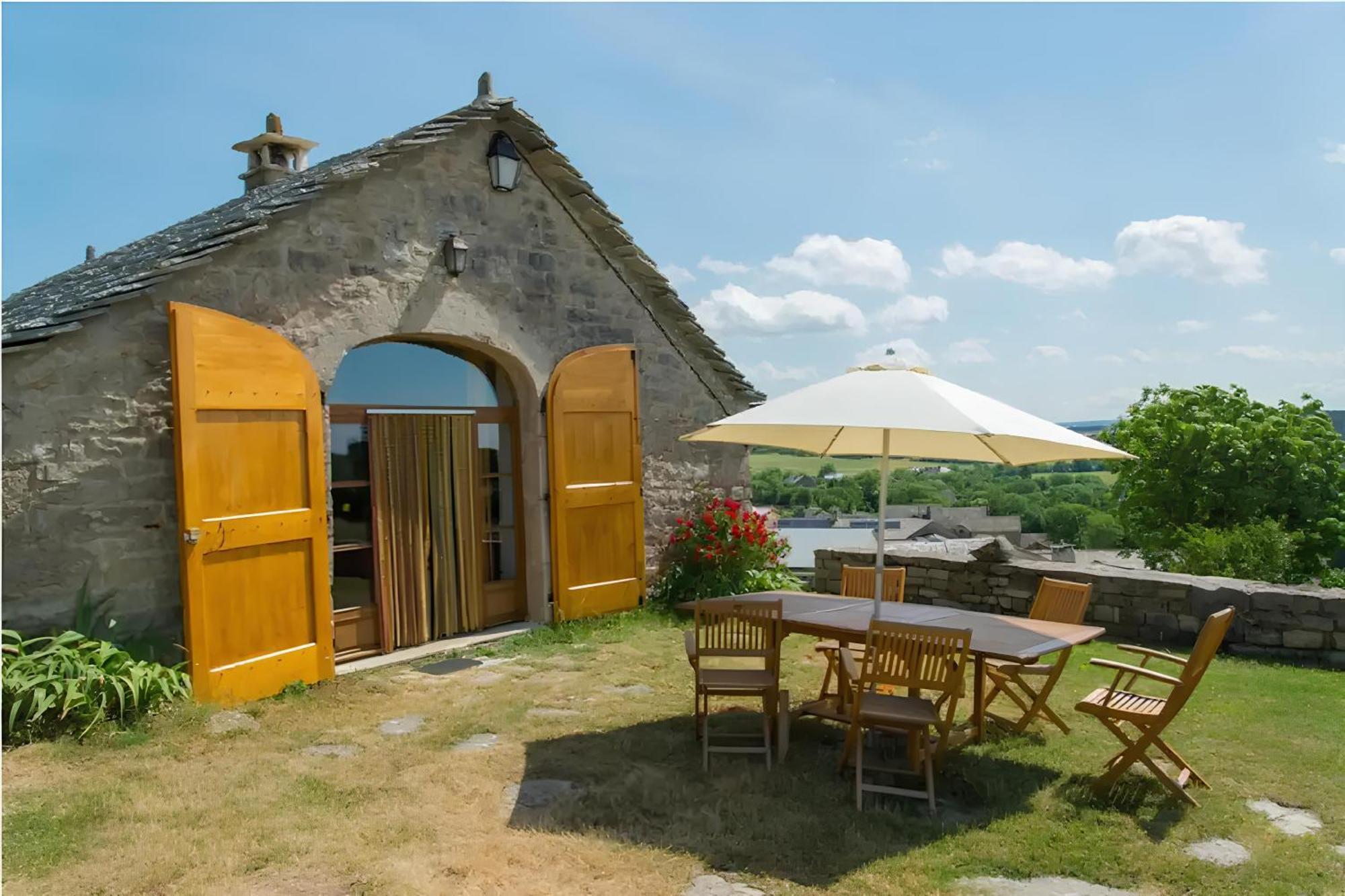 Du Dolmen De L'hom Holiday home Le Massegros