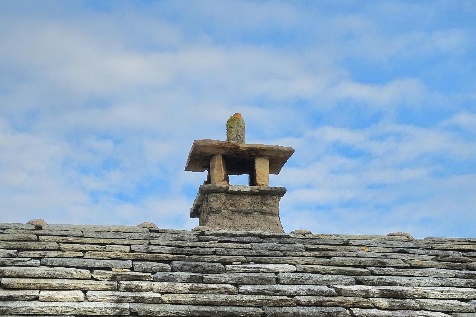 Du Dolmen De L'hom Holiday home *